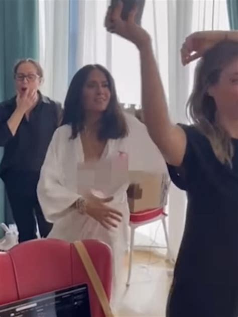 Salma Hayek suffers major wardrobe malfunction while dancing。